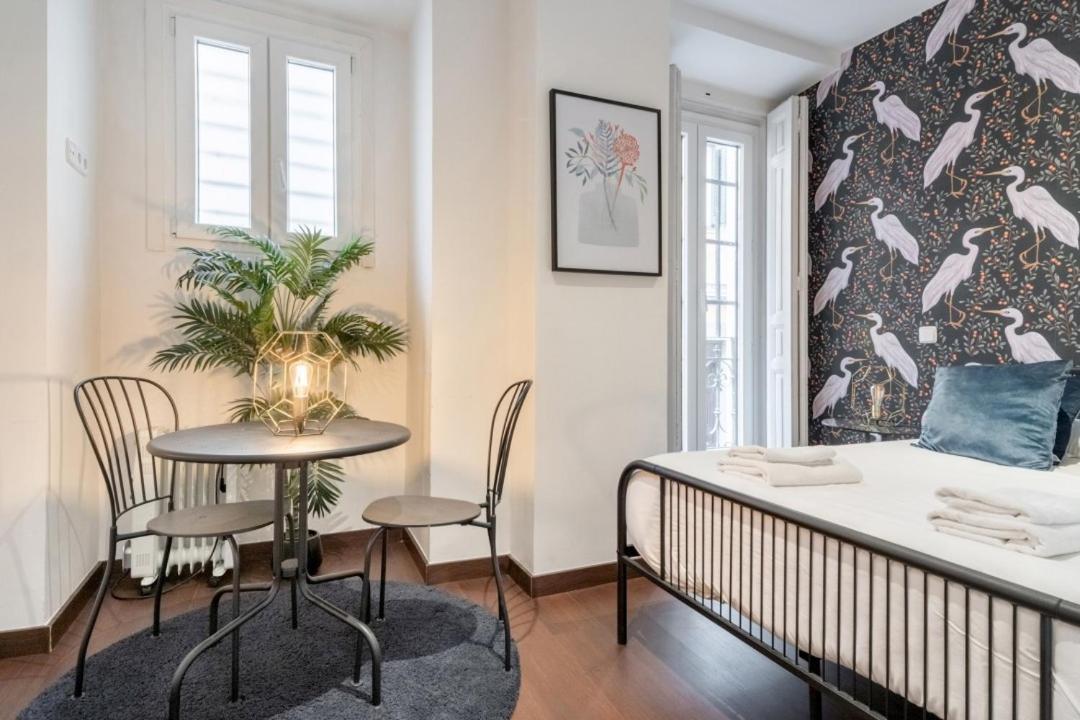 2 Bedrooms 2 Bathrooms Furnished - Malasana - Bright Stylish - Mintystay 马德里 外观 照片